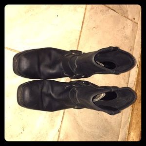 I am selling Black boots